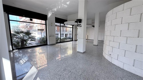 Locale commerciale angolare con 4 vetrine, giardino e cortile, zona ospedale